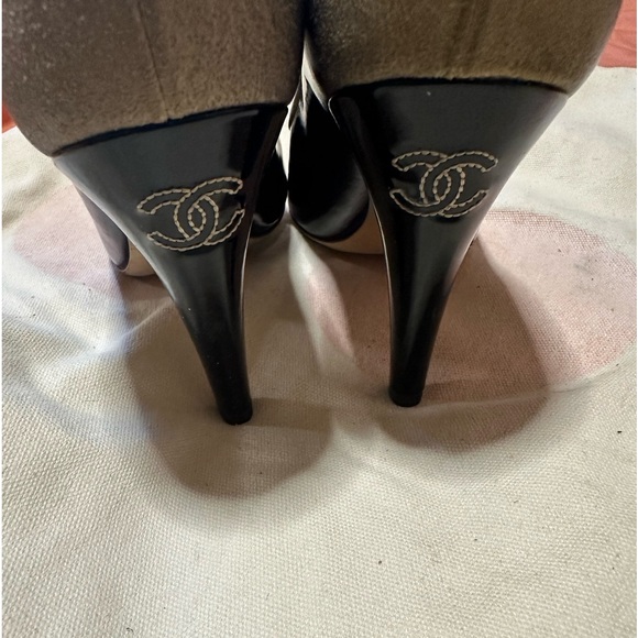 Chanel
Interlocking CC Logo Patent Leather Pumps
Women's Size:5.5 - Picture 8 of 8